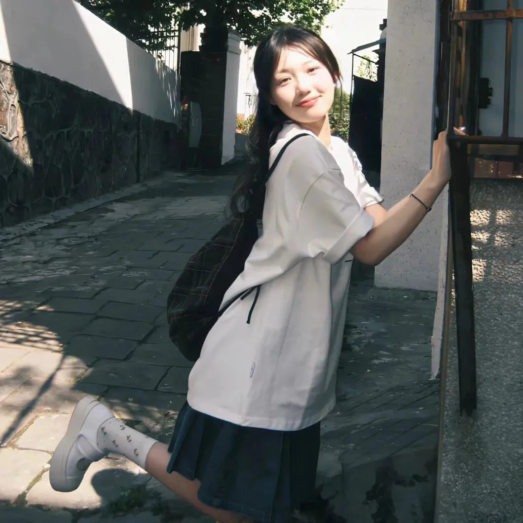 向下扭曲海报